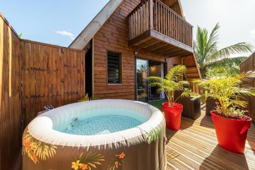 Charmant chalet avec jacuzzi, L'île Ô Vert - Location, gîte - Saint-Philippe