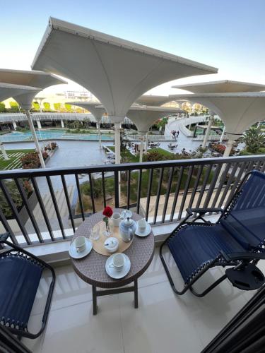 Lovely 2 bedroom duplex with a pool in front AUC, Каир