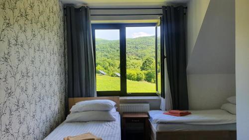 Standard Twin Room with Mountain View