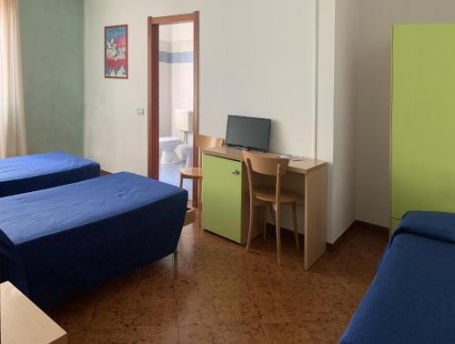3 twin beds