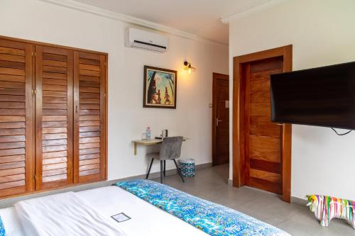 Standard Double Room image 6