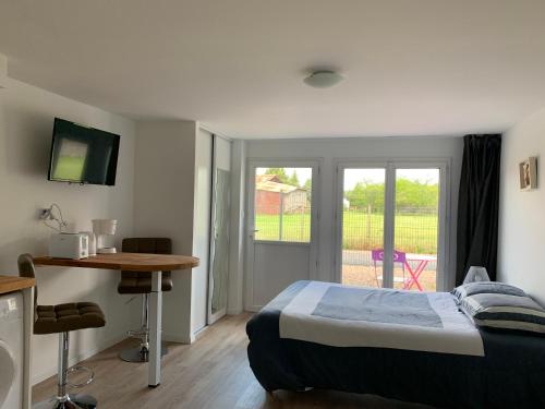 Зовнішній вигляд готелю, Studio calme, la campagne a 5 minutes de la ville in Luynes