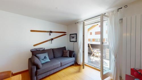 Apartment with Mountain View
