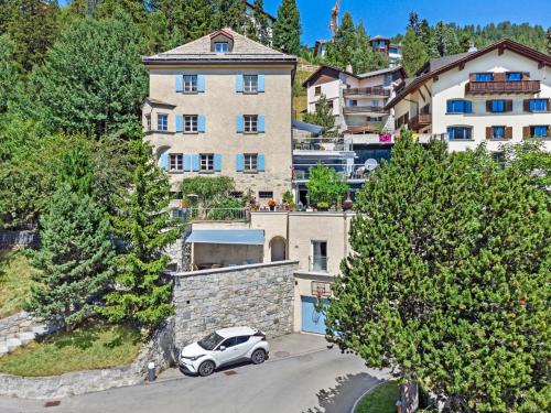 Apartment with Mountain View image 1