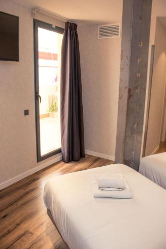 Twin Room with Terrace image 10