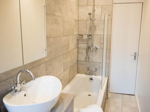 Picture of Pass The Keys Lovely Traditional 2 Bedroom Flat In West End