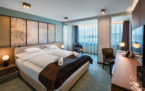 1 double bed, 2 twin beds