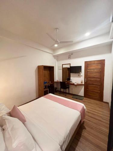 Budget Double Room image 4