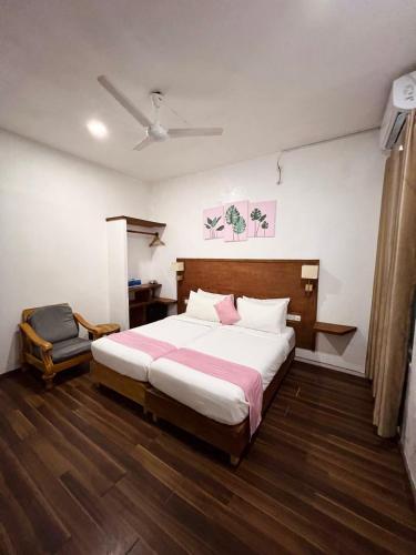 Deluxe Double or Twin Room image 4