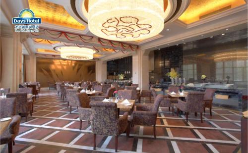 Restaurant, Days Hotel by Wyndham Logan City Huizhou in Huizhou