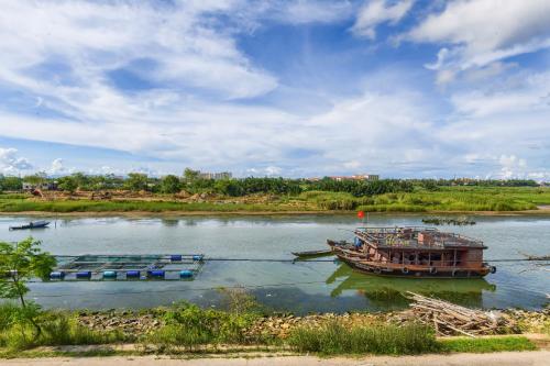 Gió Chiều Homestay - Thôn quê 2 mặt sông có bể bơi in Cam Kim