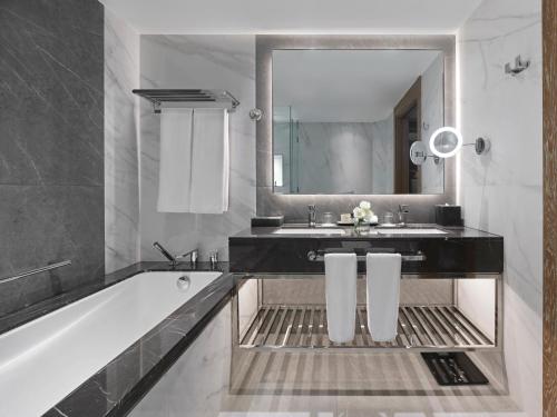 Fairmont Dubai image 10