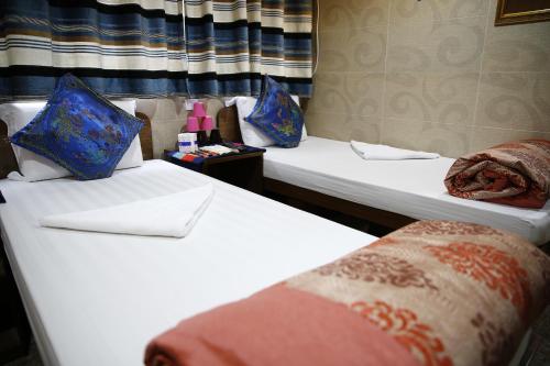Twin Room image 2