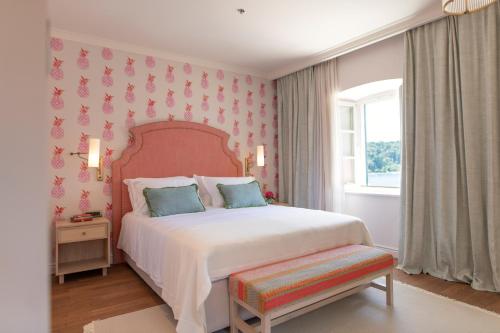 Deluxe Room image 7