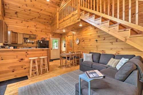 B&B Boone - Cozy Boone Cabin with Deck Close to Downtown! - Bed and Breakfast Boone