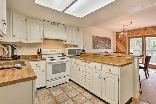 Cozy Breckenridge Townhome Walk to Ski Lift! in Breckenridge, USA