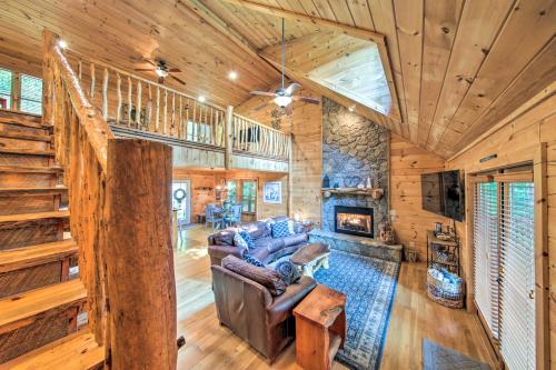 Mineral Bluff Cabin with Hot Tub and Game Room! in Mineral Bluff, USA