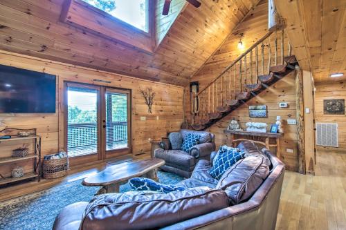 Mineral Bluff Cabin with Hot Tub and Game Room! in Mineral Bluff, USA