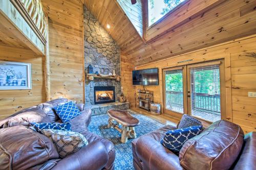 Mineral Bluff Cabin with Hot Tub and Game Room! in Mineral Bluff, USA
