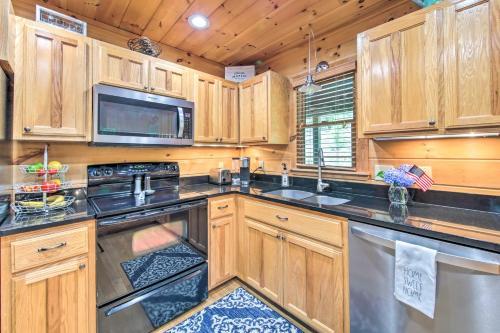 Mineral Bluff Cabin with Hot Tub and Game Room! in Mineral Bluff, USA
