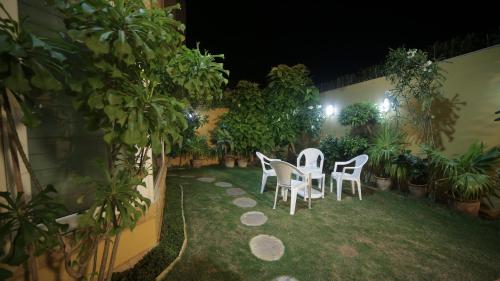 Four Squares Karachi Guest House - Deals, Photos & Reviews