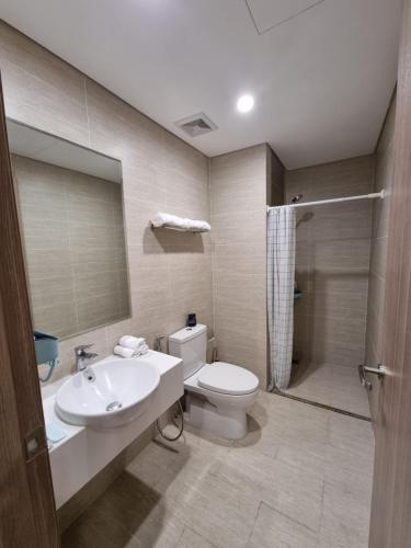 Ванная комната, Апартаменты (43 m²) с 1 спальней(-ями) и 1 ванной(-ыми) комнатой(-ами) в районе Da Ton (Bleu Homestay) in Зялам