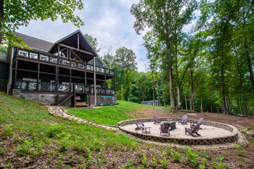 Tranquility Paradise River View Hot Tub in Sevierville, USA