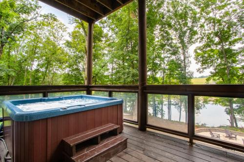 Tranquility Paradise River View Hot Tub in Sevierville, USA