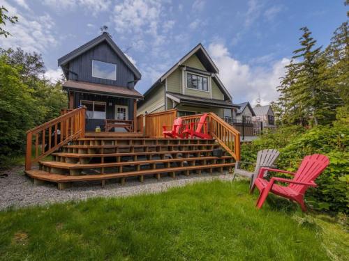 Bear Coast, Cabin with Hot Tub, Patio, and Waterview