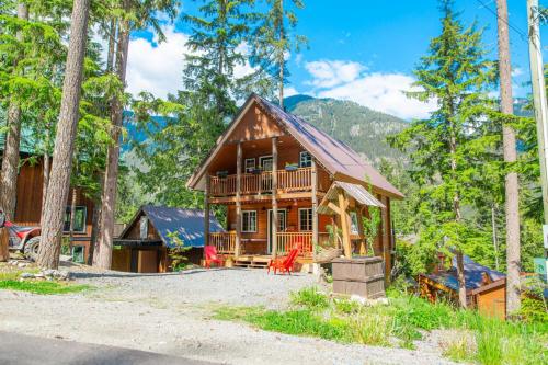 Whiskey Jack, 4 Bedroom Cabin with Outdoor Firepit