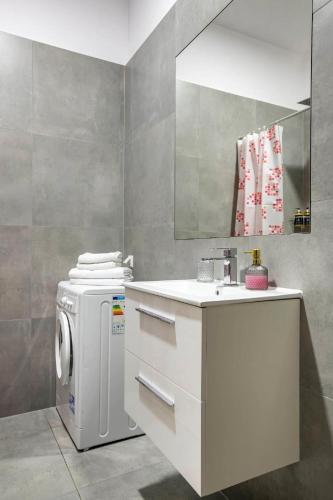 Discover Krakow Apartments - 5 Borowickiej St - Studio next to Opera and Unity Centre 5