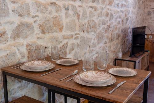 設施, Once upon a rock in 畢達哥雷奧