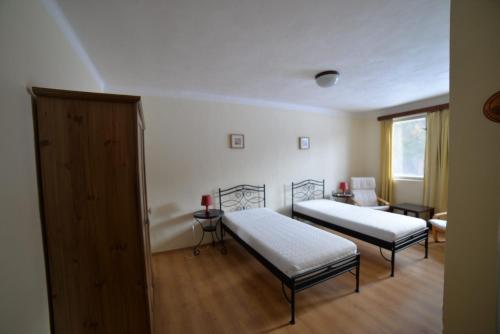 2 bedrooms, 3 beds