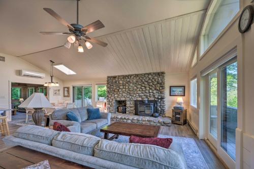 House with Balcony about 5 Mi to Cranmore Resort!