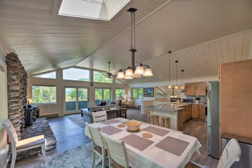 House w/ Balcony ~ 5 Mi to Cranmore Resort!, Bartlett (zdjęcie 9)