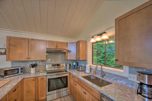 House w/ Balcony ~ 5 Mi to Cranmore Resort!, Bartlett (zdjęcie 10)