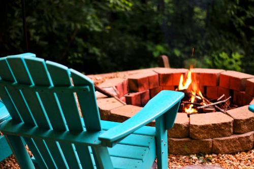 Cozy Cabin Retreat - Hot Tub, Fireplace & Fire Pit in Blue Ridge, USA