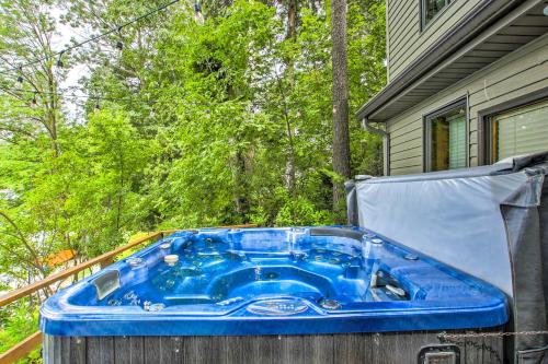 Lakefront Plymouth Cottage with Private Hot Tub