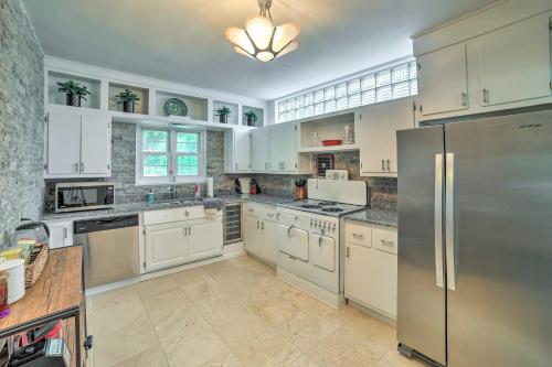 Cozy Abode about 3 Mi to Indiana Dunes Natl Park in เชสเตอร์ตัน (IN)