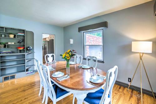 Cozy Abode about 3 Mi to Indiana Dunes Natl Park in เชสเตอร์ตัน (IN)