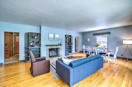 Cozy Abode about 3 Mi to Indiana Dunes Natl Park in เชสเตอร์ตัน (IN)