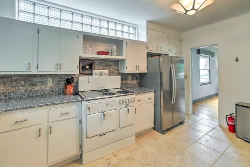 Cozy Abode about 3 Mi to Indiana Dunes Natl Park in เชสเตอร์ตัน (IN)