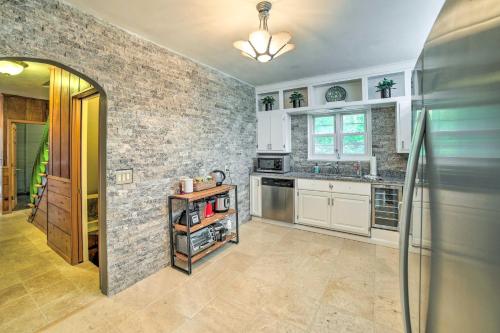 Cozy Abode about 3 Mi to Indiana Dunes Natl Park in เชสเตอร์ตัน (IN)