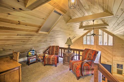 Woodsy Arizona Cabin with Deck, Porch and Grill!