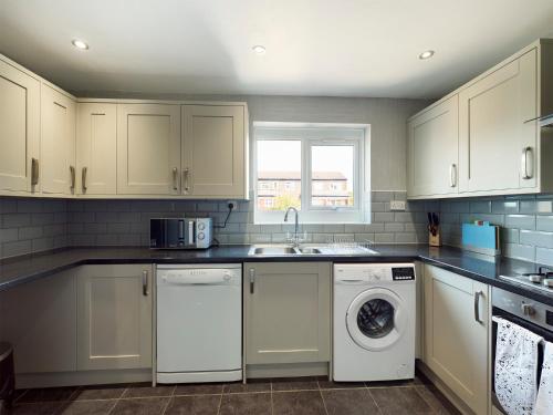 247 Serviced Accommodation in Telford- 3BR HOUSE