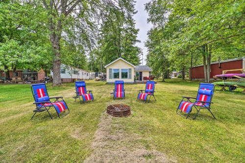 Cottage on Tubbs Lake with Kayaks, Grill and Fire Pit!