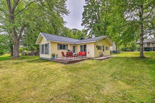 Cottage on Tubbs Lake with Kayaks, Grill and Fire Pit!