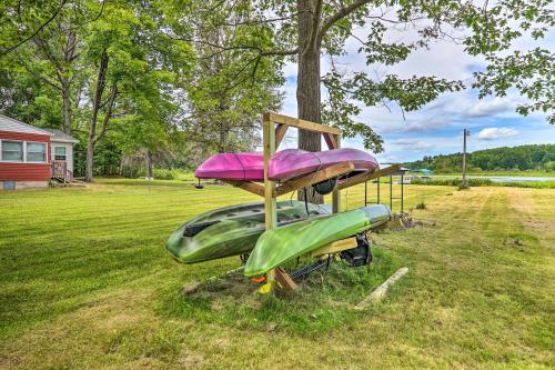 Cottage on Tubbs Lake with Kayaks, Grill and Fire Pit!