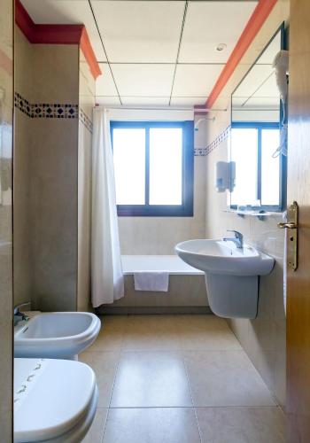 Double or Twin Room image 5