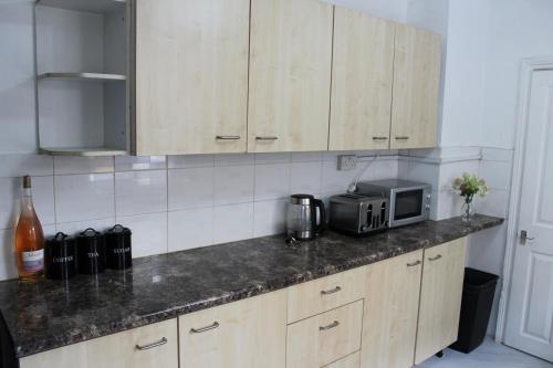 Konyha, Luxury 3 Bedroom House in Perry Common